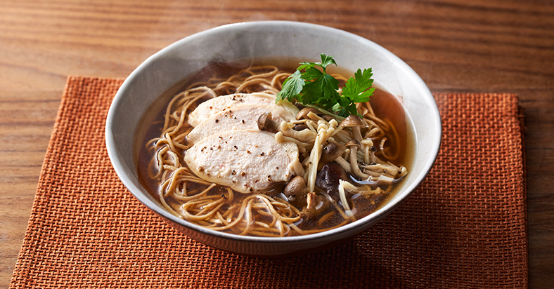 〈中原水産のおだしでつくる〉鶏肉とキノコの煮込み麺