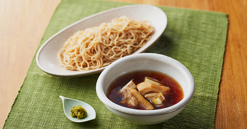 「枕崎おだし本舗かつ市」のめんつゆでつくる鶏南蛮風あったかつけ麺